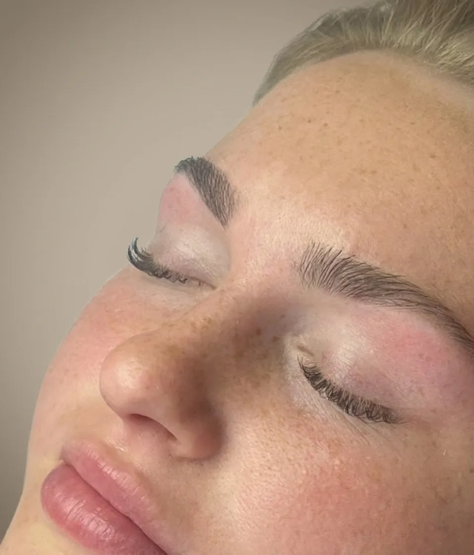 Brow styling bij Mavi Clinique